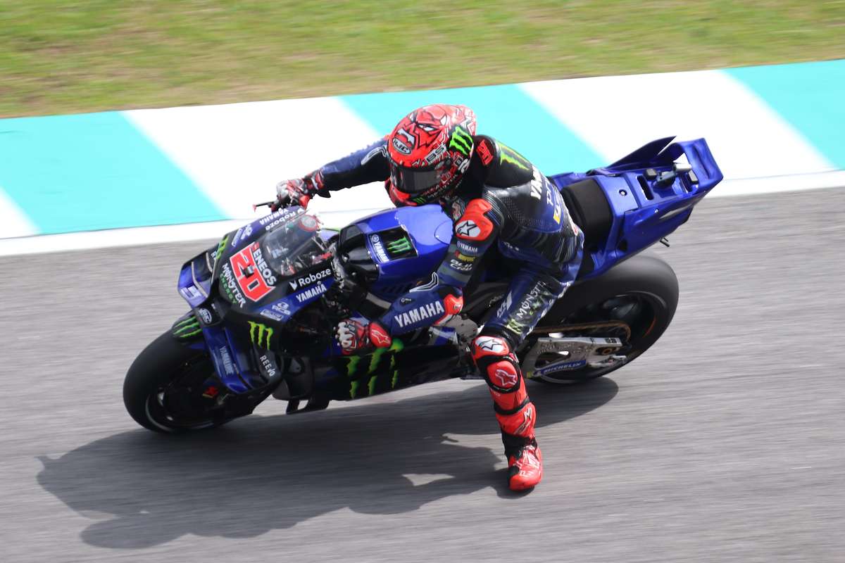 Exposed Yamaha crossplane inline-four engine layout inside YZR-M1 frame