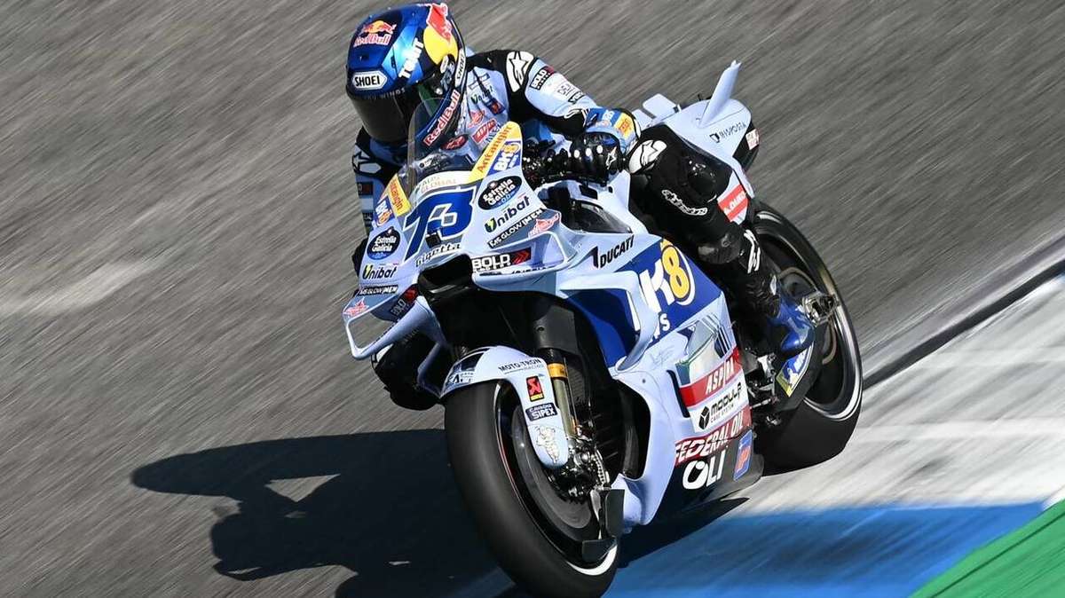Álex Márquez leaning into a corner on his Moto3 bike during a closely contested race