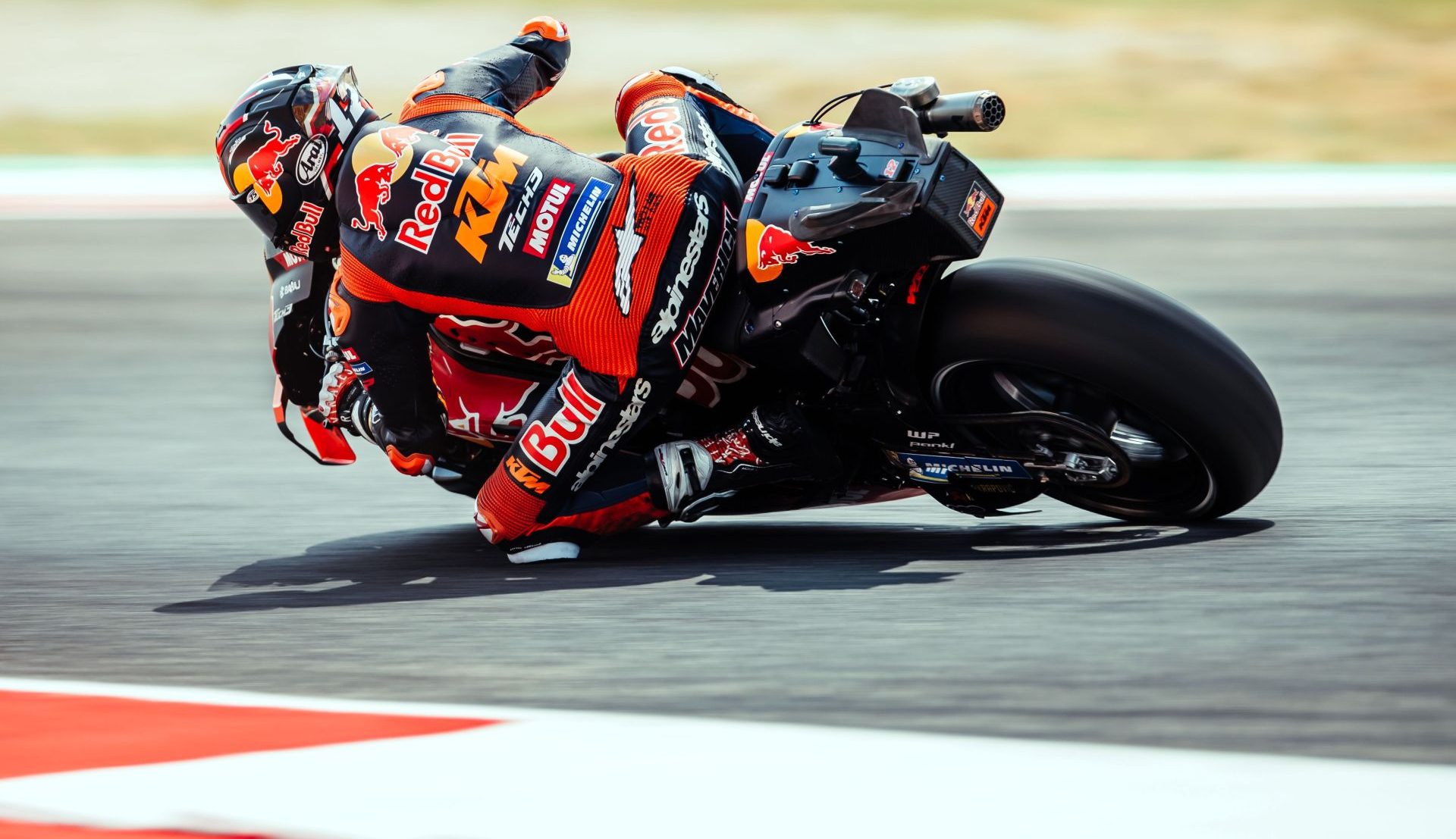 Rear wheel and suspension of Viñales' bike showing traction management under acceleration